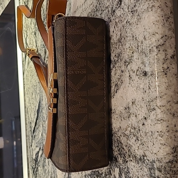 Michael Kors Authentic, Vintage 2 piece set Crossbody Bag, and wristlet. - Picture 8 of 15